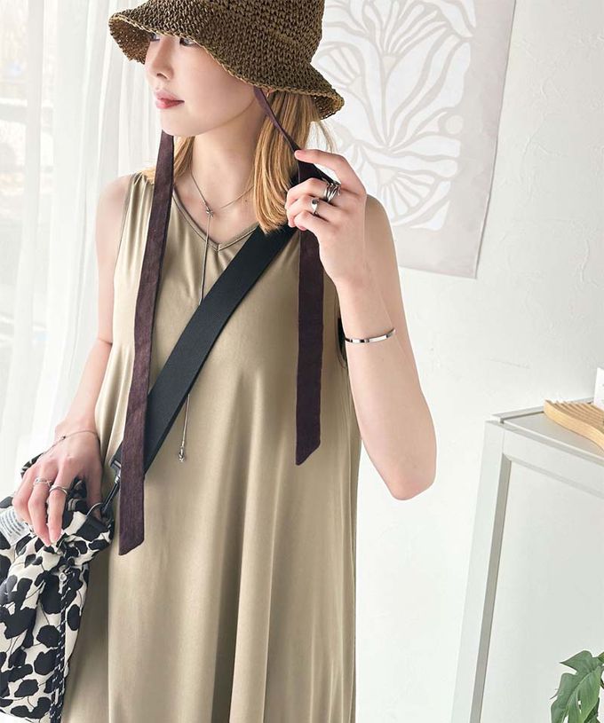 日本 Classical Elf - 前後2way領微光澤無袖洋裝-卡其棕