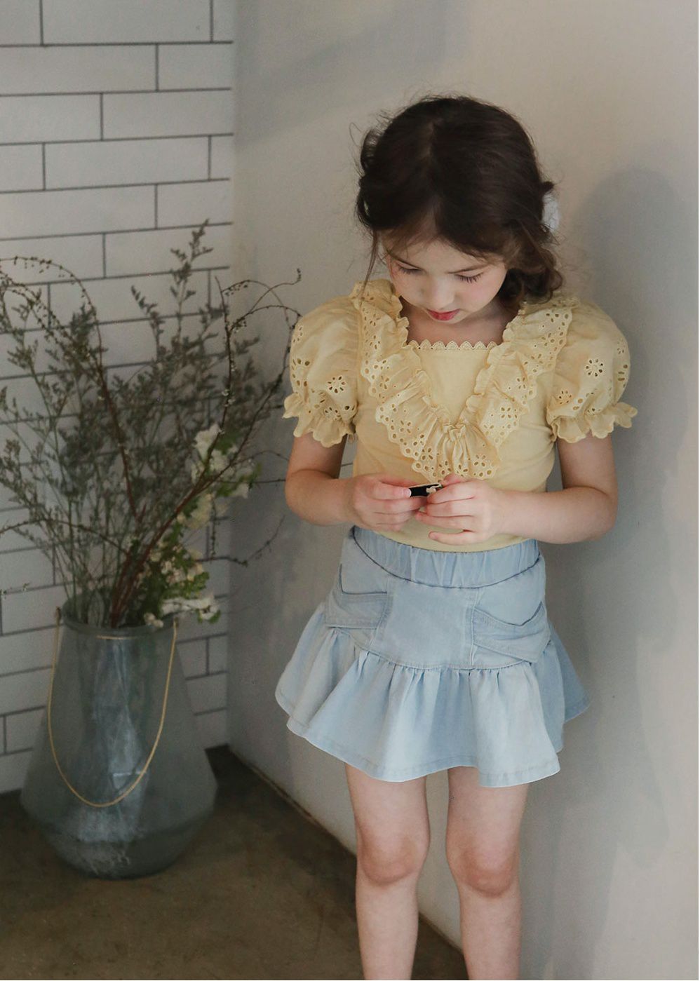 韓國 PuellaFLO - V字荷葉鏤空公主袖上衣-鵝黃