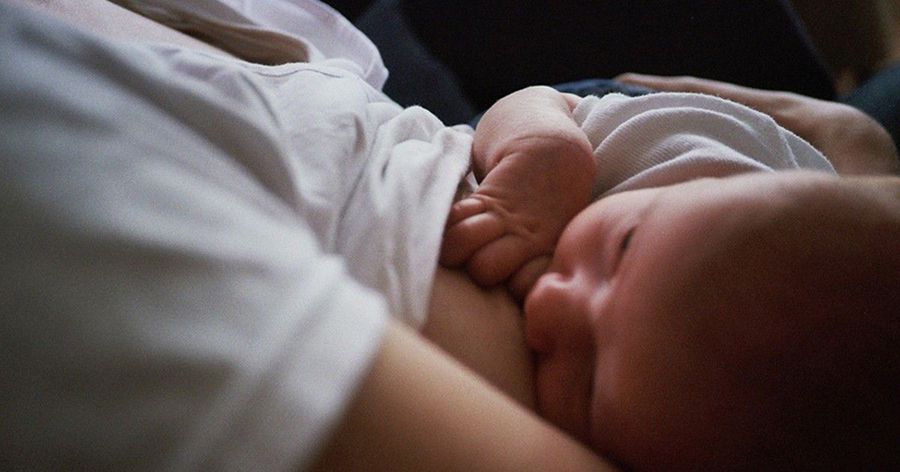 親餵時，寶寶咬乳頭該怎麼辦？物理治療師告訴妳