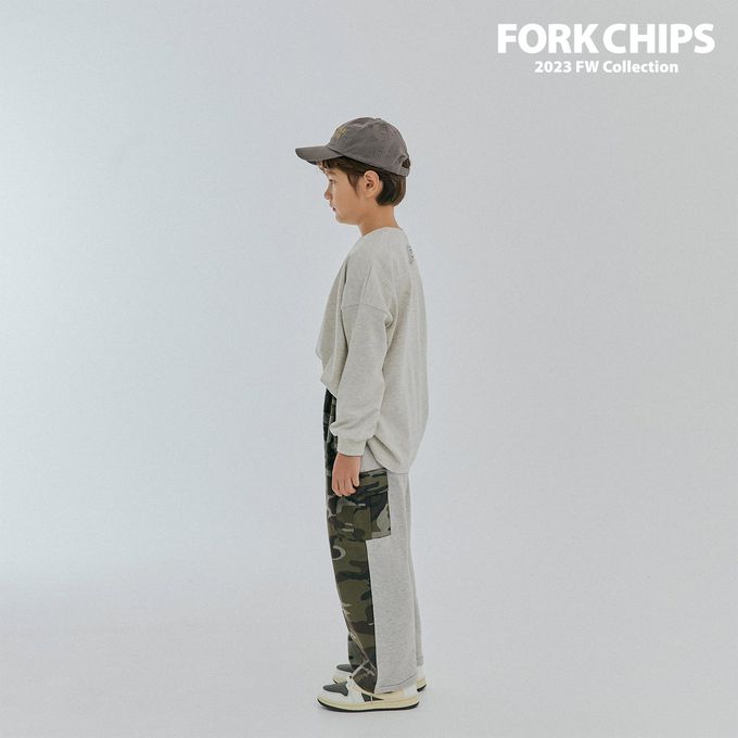 韓國 FORK CHIPS - 品牌刺繡點綴圓領長袖上衣-淺燕麥灰