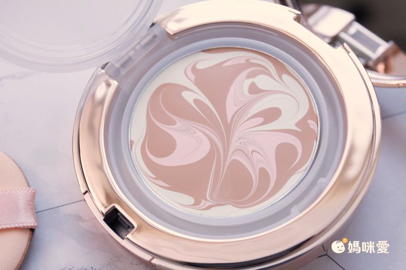 打造無瑕光澤肌！韓國 Age 20's 爆水粉餅