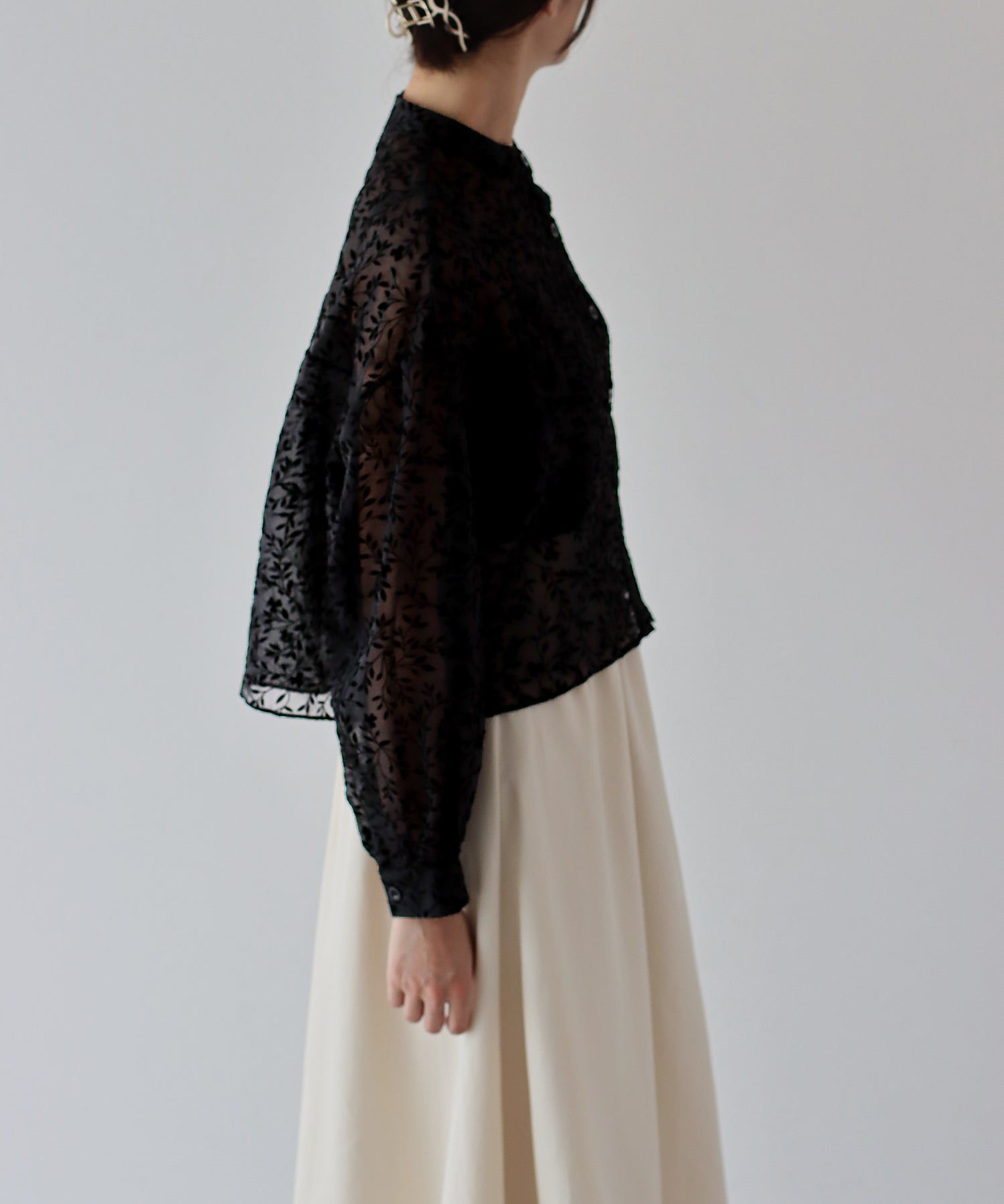 日本 BLUE EAST - 優雅透感植物紋長袖襯衫-黑