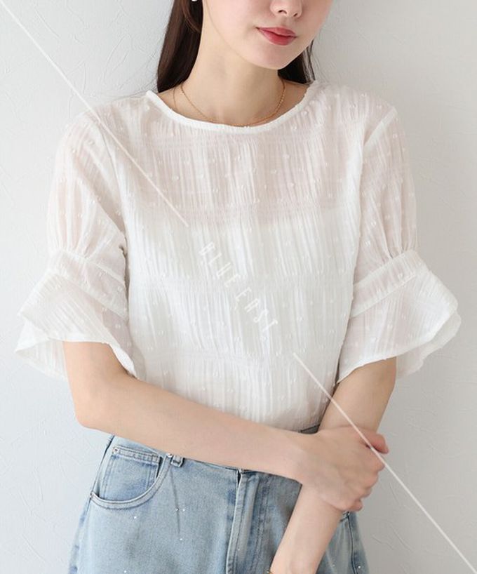 日本 BLUE EAST - 細緻圓點緹花透膚短袖上衣-黑