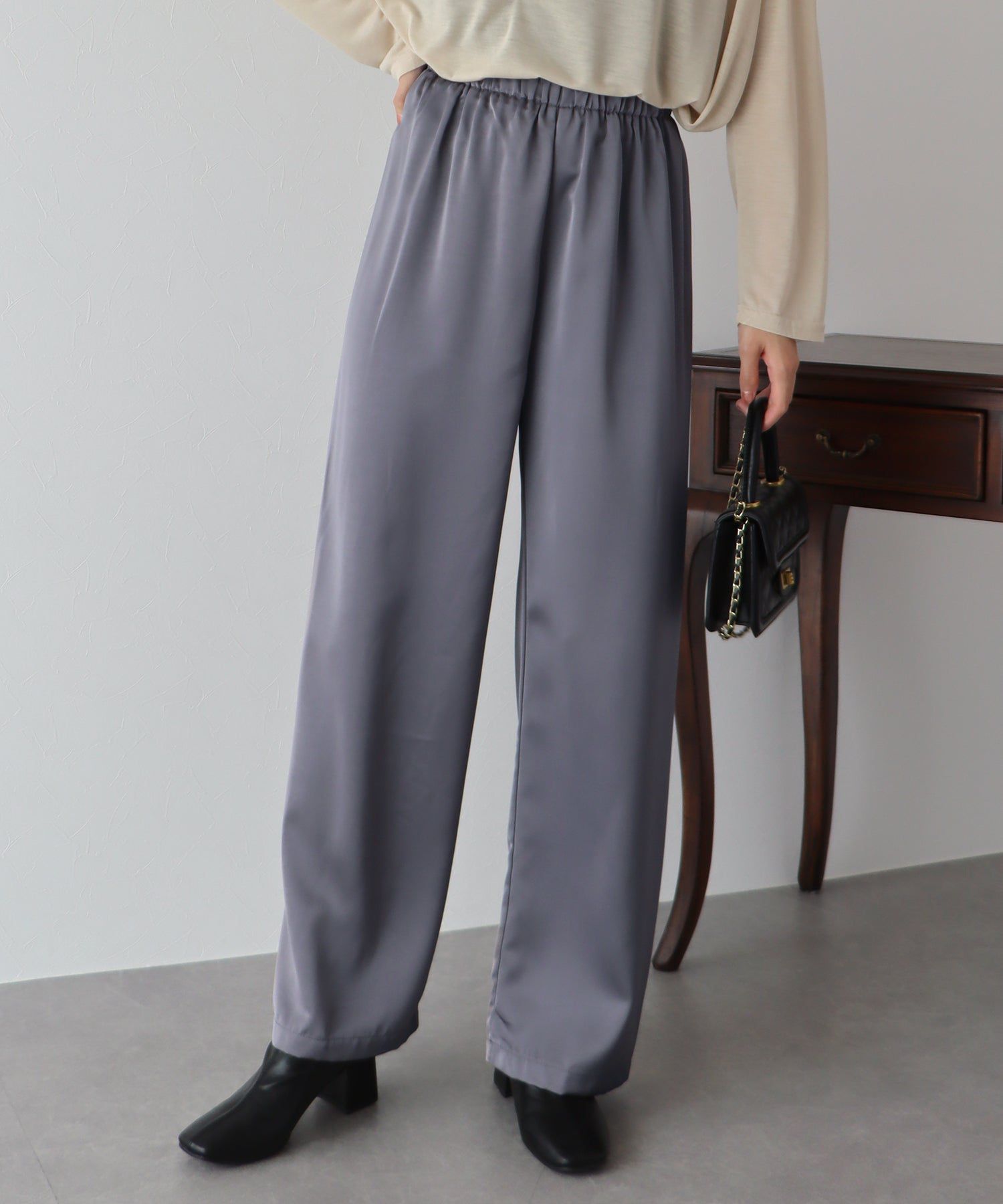 日本 BLUE EAST - 緞面光澤感垂墜感長褲-黑