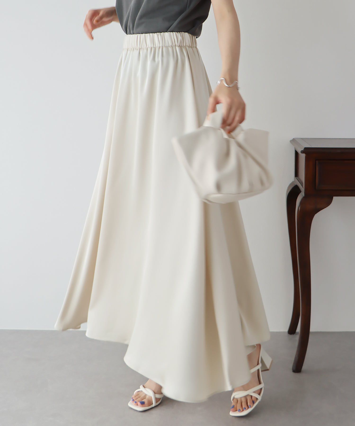 日本 BLUE EAST - 柔軟緞面光澤修身長裙-淺米杏