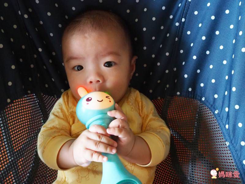 小牛津 - 小帽T兔安撫音樂「兔兔搖搖鈴」-微笑黃-附說明書+usb線