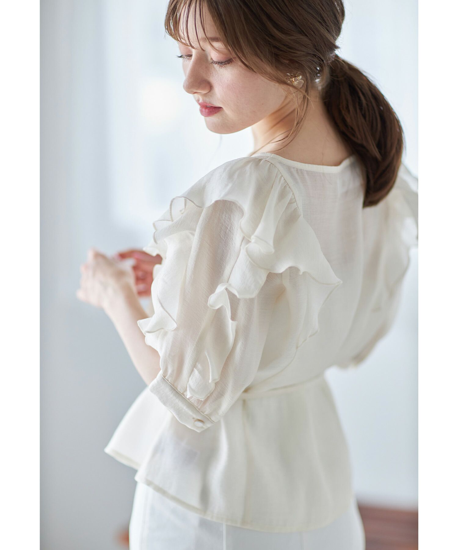 日本 tocco-closet - 優雅光澤感綁帶短袖上衣-星塵粉