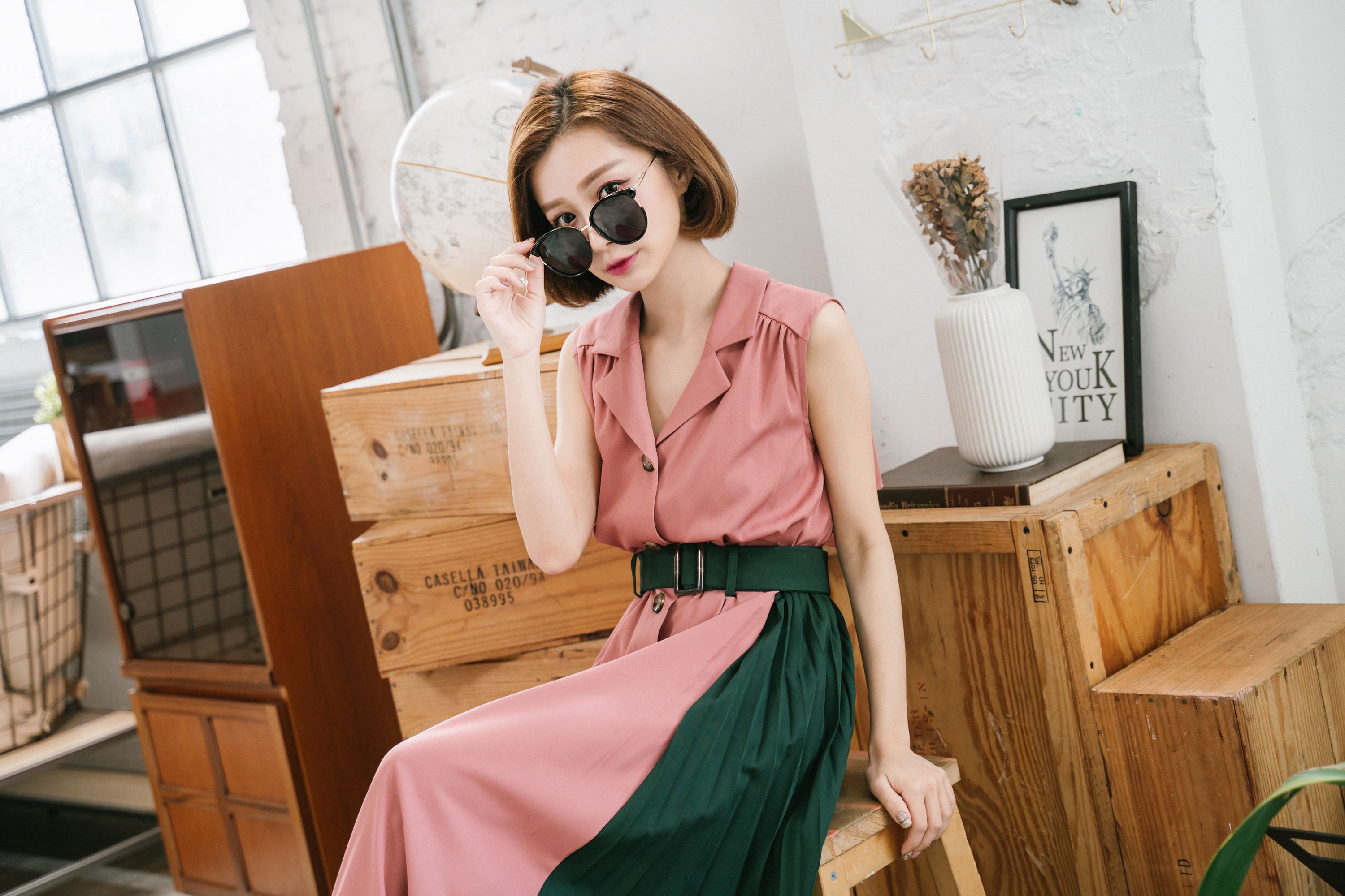 ALEGANT - 貓眼設計金屬鏤空寶麗來偏光墨鏡│UV400太陽眼鏡