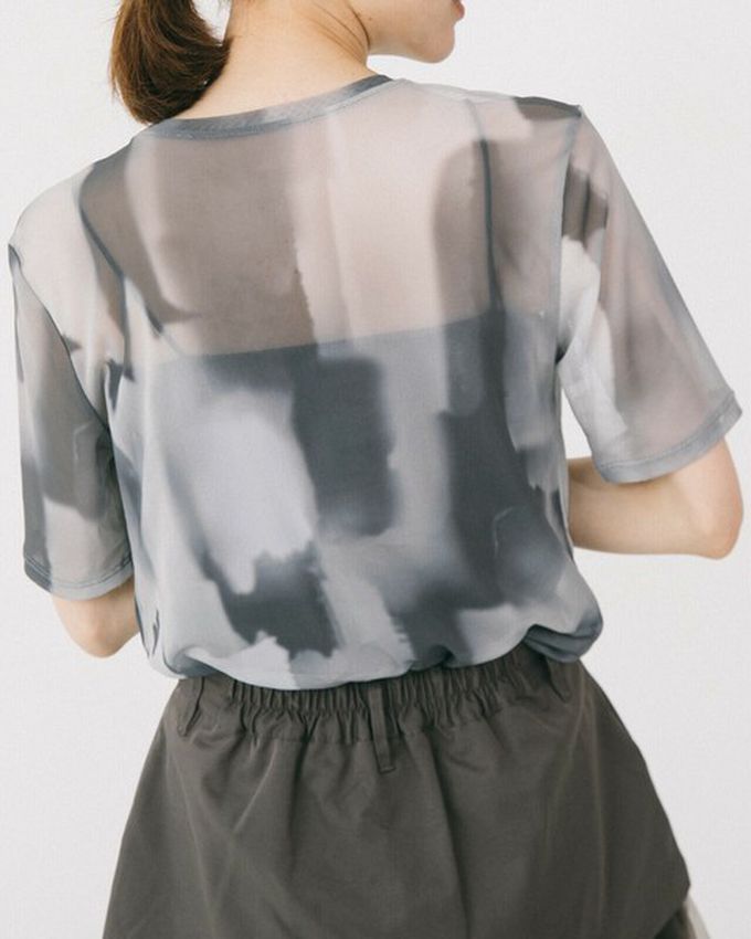 日本 gleam - 水彩暈染風透膚薄紗短袖上衣-深藍系