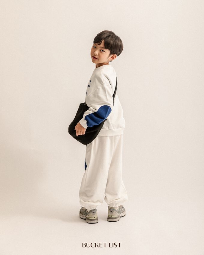 韓國 BUCKET LIST - 文字印休閒圓領長袖大學T-象牙白