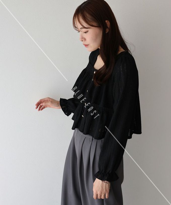 日本 BLUE EAST - 都會方領飄逸緹花層次長袖上衣-象牙白