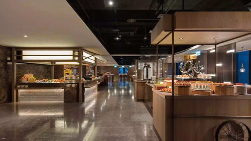 新北-新板希爾頓悅市集餐券| 57折起優惠,國旅卡適用-新板希爾頓酒店自助式午或晚餐券（假日＋NT$ 200）｜須自行電話訂位