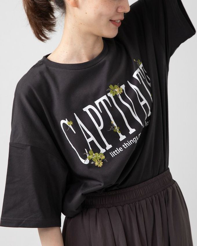 日本 gleam - 花朵刺繡英文標語天竺棉短袖T恤-白