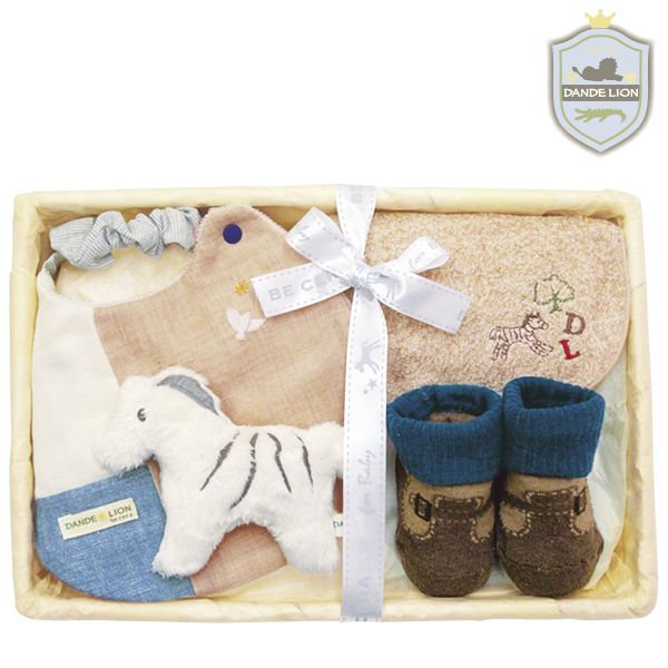 akachan honpo - 新生兒禮盒-靴子造型襪組 (【拼布圍兜】60~70cm【哺乳圍兜】50~70cm)