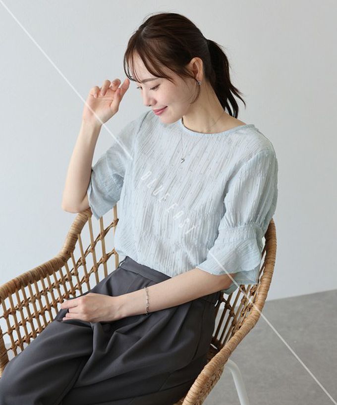 日本 BLUE EAST - 細緻圓點緹花透膚短袖上衣-卡其