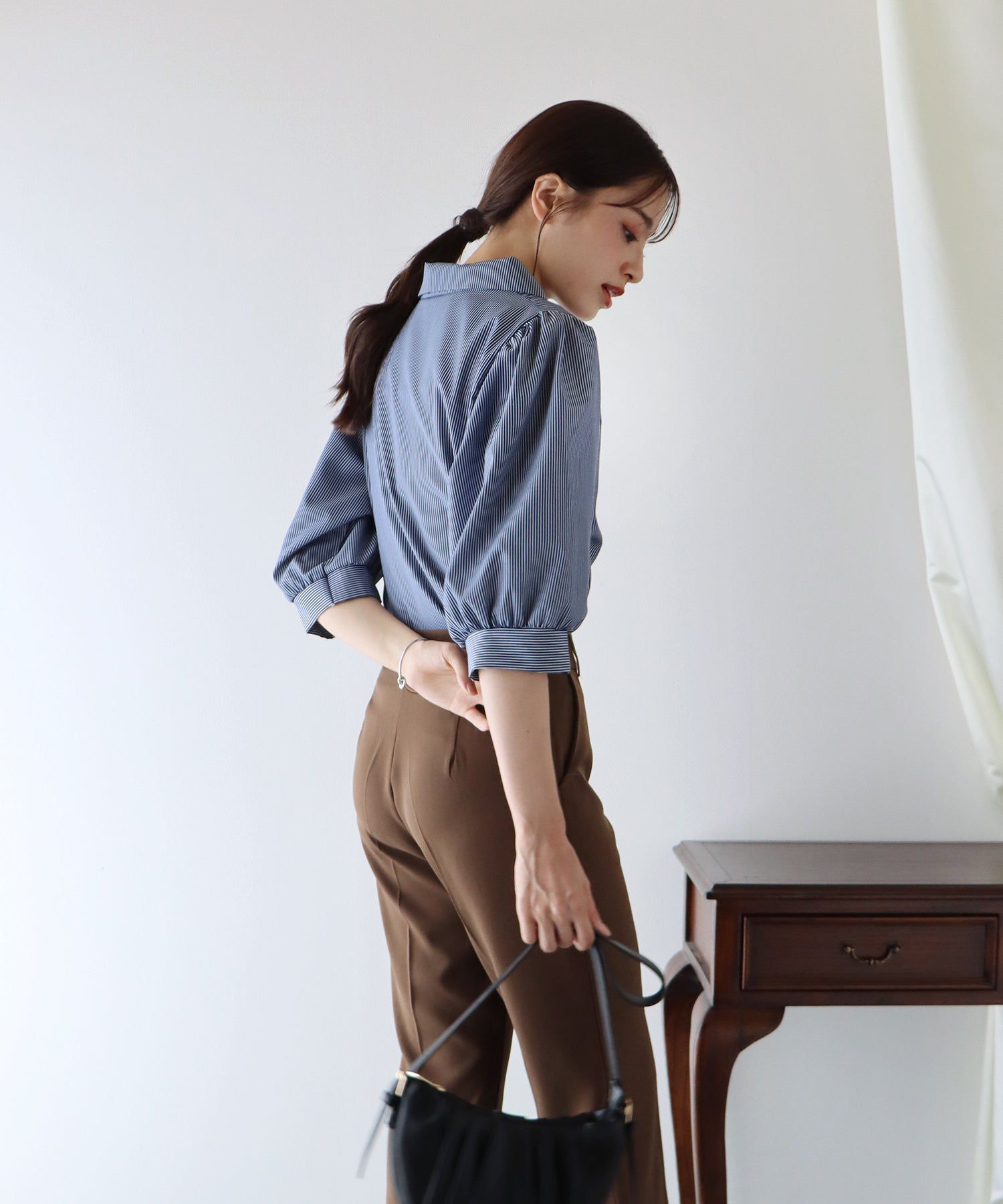 日本 BLUE EAST - 百搭翻領澎澎袖襯衫-直條紋-水藍