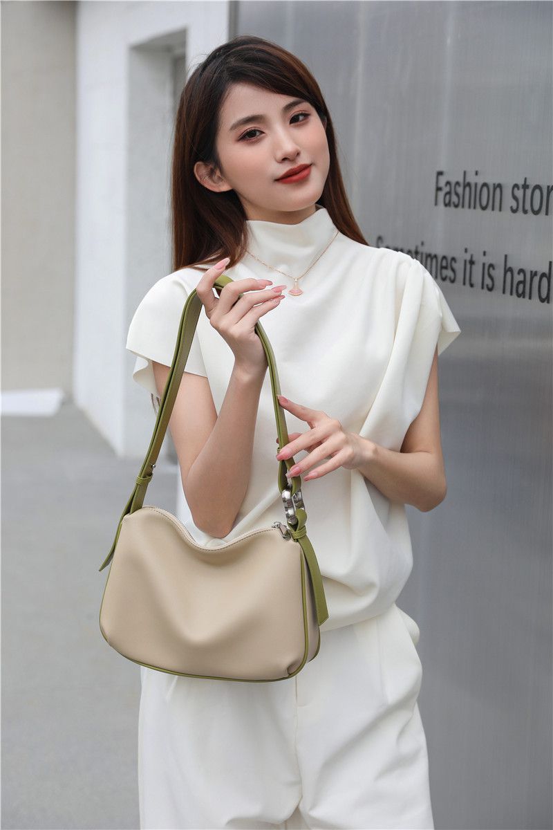 高質感時尚軟牛皮肩背包-白+棕 (28x6x20cm)