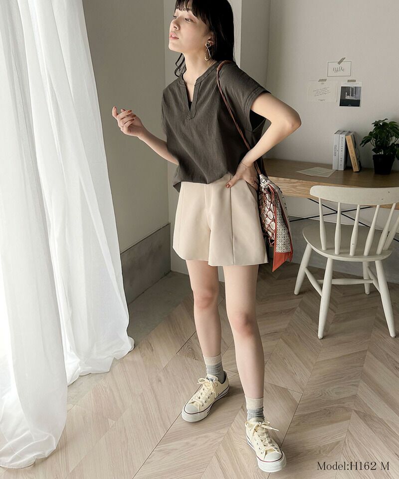 日本 Classical Elf - 2WAY棉麻透氣小V領落肩短T-軍綠