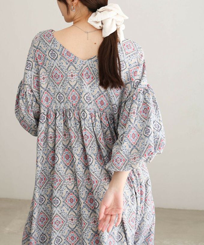 日本 Bab - 滿版歐風印花V領泡泡寬袖洋裝-寶藍棕系