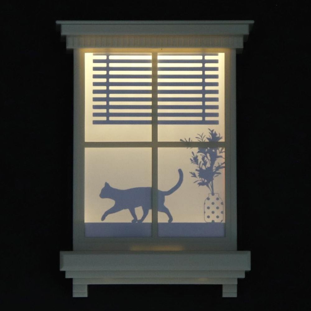 日本 TOYO CASE - LED 感應夜燈壁飾-窗戶剪影-白色百葉窗貓咪-10.5x15.7x2.5cm