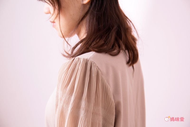 日本 Bou Jeloud - 異材質拼接百摺長袖上衣-萊姆黃