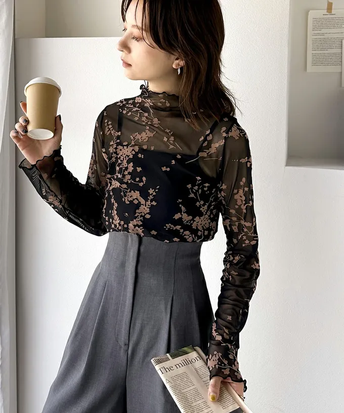 日本 Classical Elf - 成熟感花卉透膚木耳領長袖上衣-黑底棕花