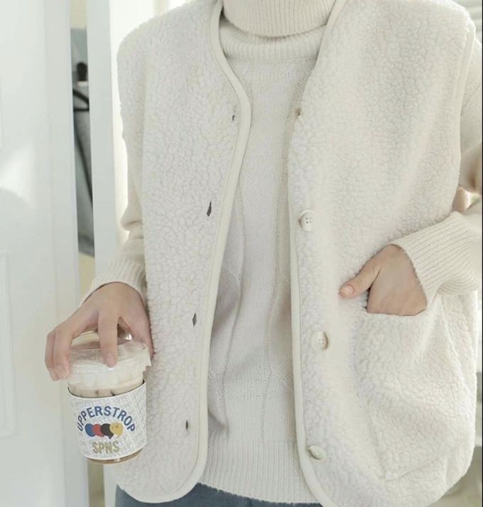 韓國 LANDING - 韓國製羊羔絨口袋背心-象牙白 (FREE)