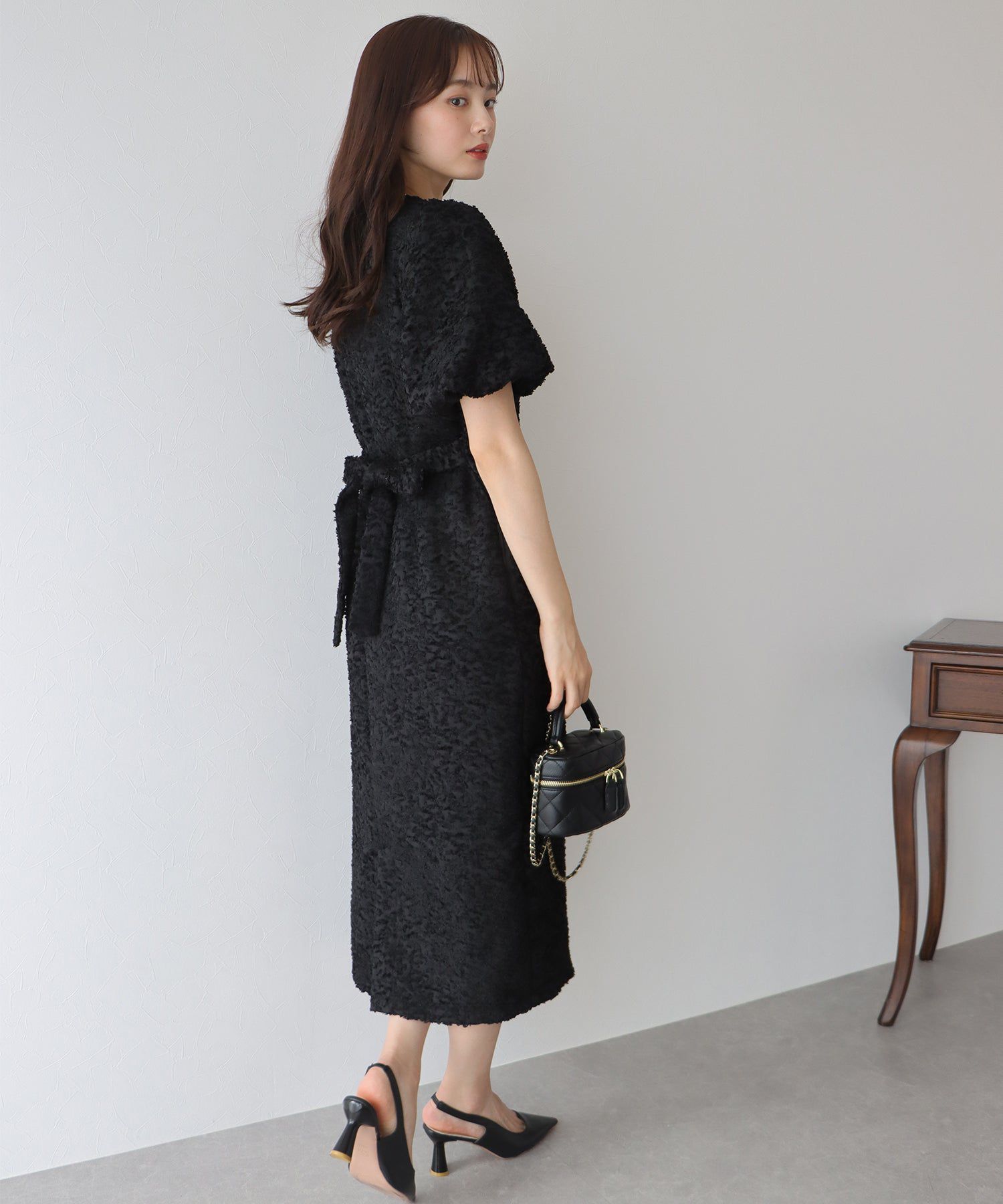 日本 BLUE EAST - 時尚抽鬚後綁帶泡泡袖洋裝-米杏