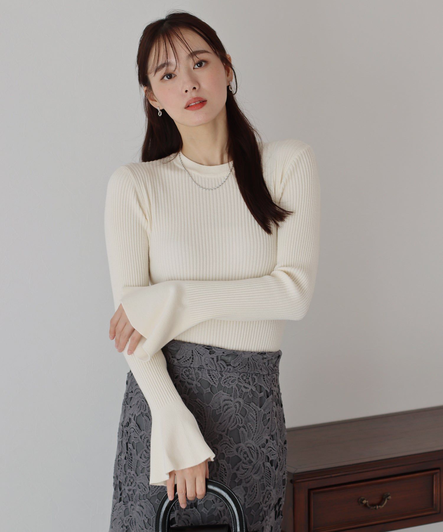 日本 BLUE EAST - 優雅喇叭袖細羅紋修身長袖上衣-藍