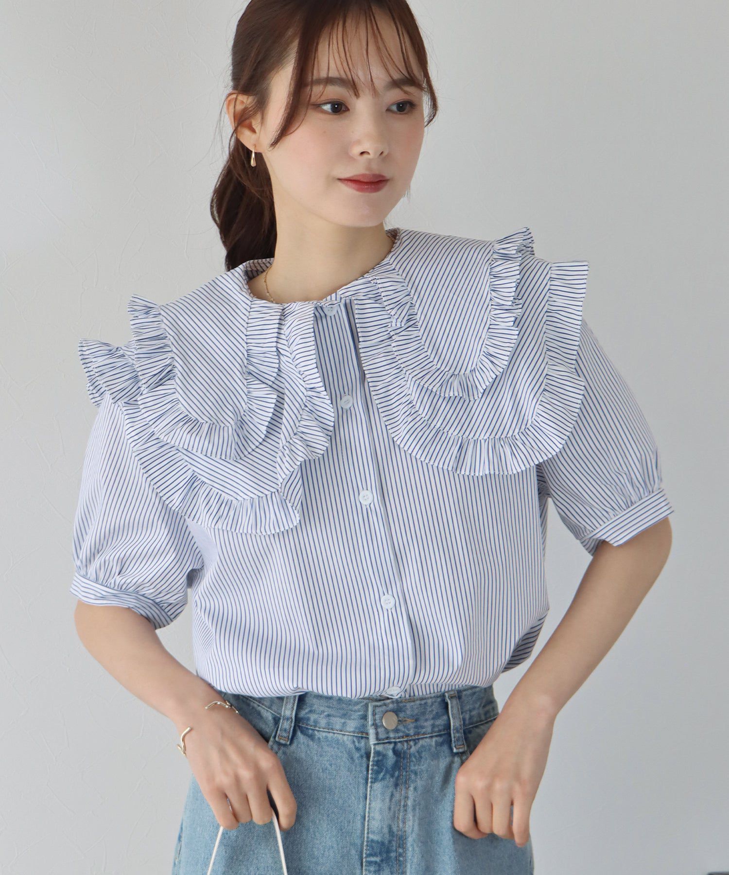 日本 BLUE EAST - 荷葉層次領泡泡短袖襯衫-條紋-水藍