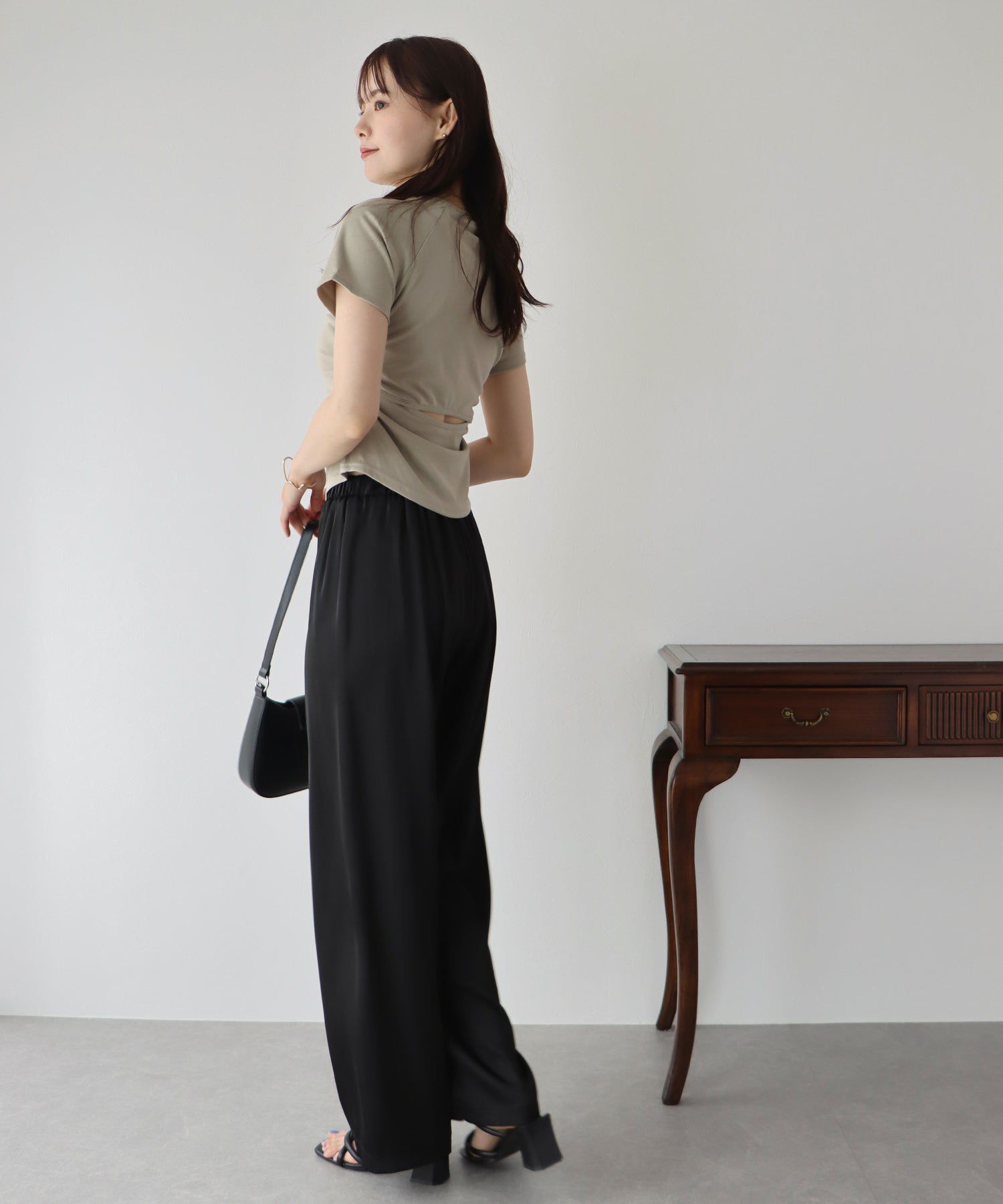 日本 BLUE EAST - 緞面光澤感垂墜感長褲-黑