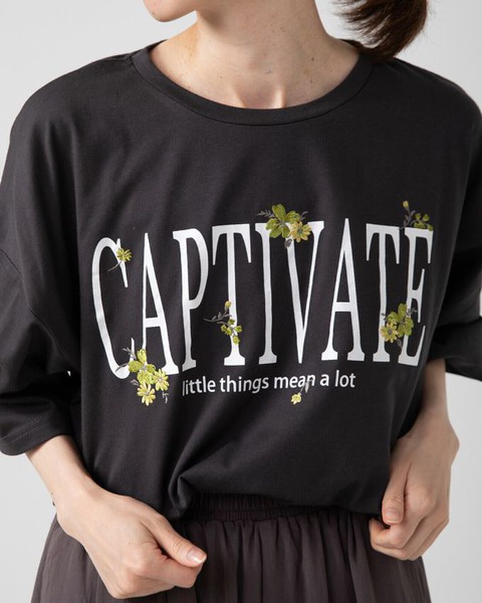 日本 gleam - 花朵刺繡英文標語天竺棉短袖T恤-燕麥灰