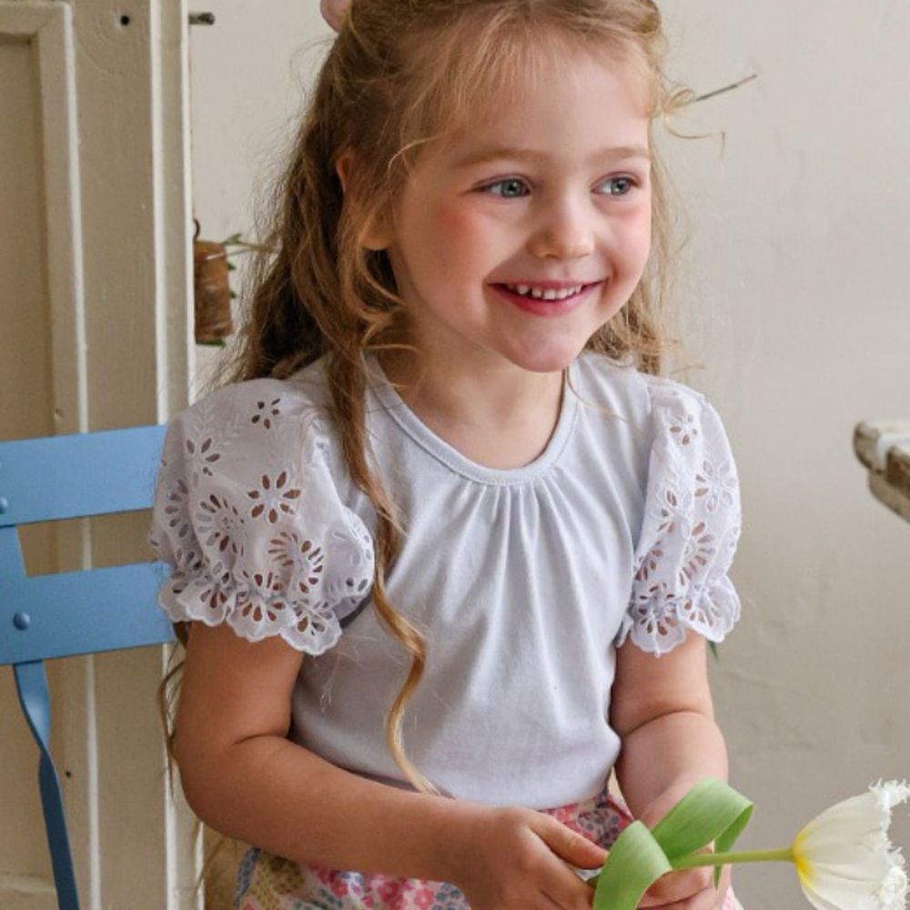 Puellaflo 造型鏤空蕾絲泡泡袖純棉上衣-淺灰藍