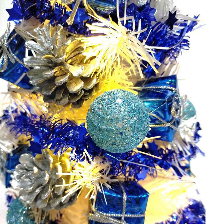 MODACore 摩達客 - 摩達客耶誕_台製迷你1尺(30cm)裝飾白色聖誕樹(雪藍銀松果系)+LED20燈銅線燈(暖白光/USB電池兩用充電)本島免運費