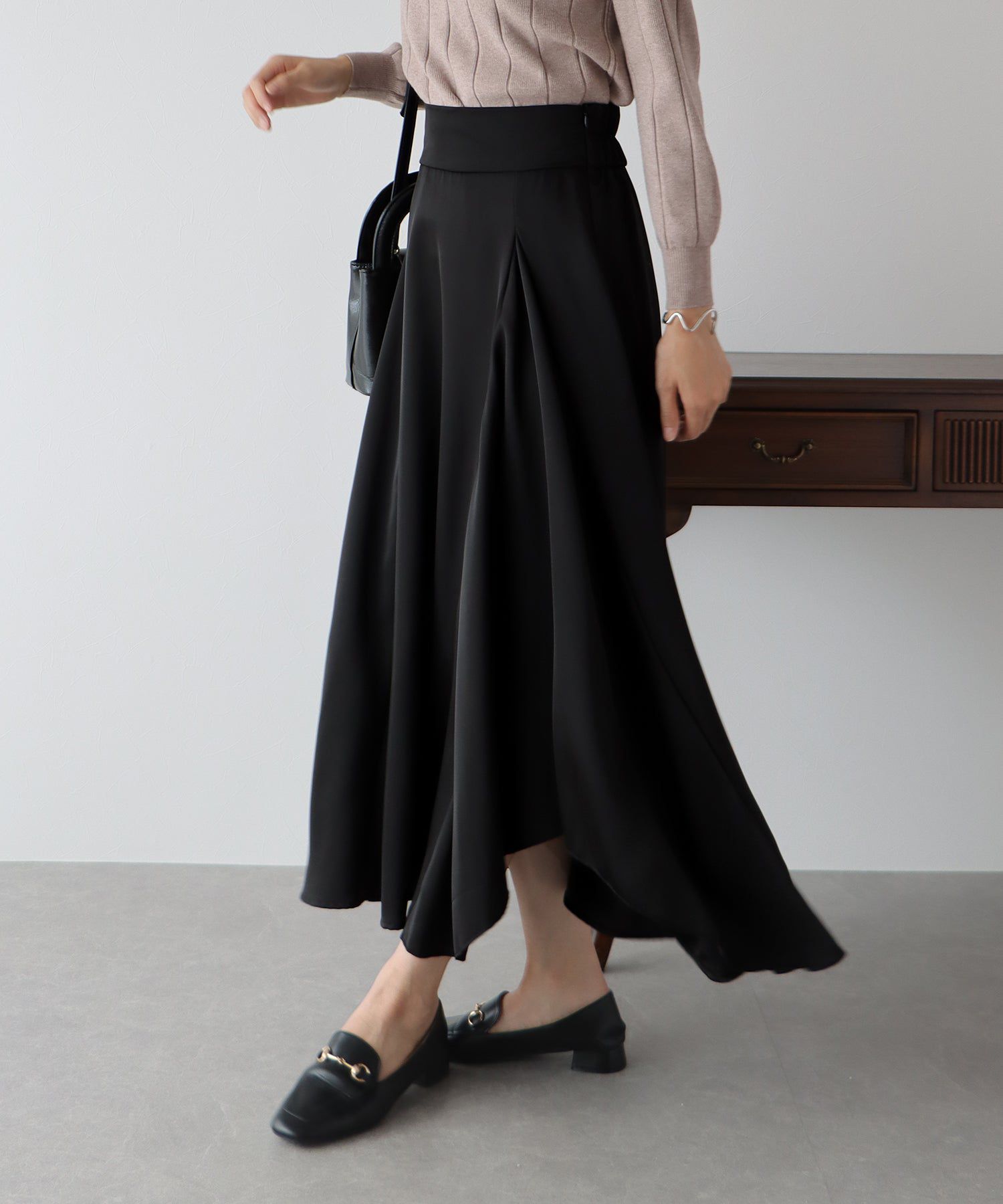 日本 BLUE EAST - 光澤不規則抓皺修身長裙-深灰