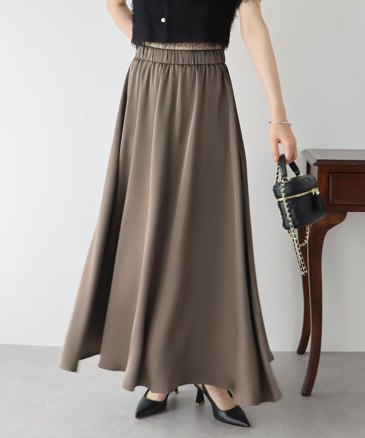 日本 BLUE EAST - 柔軟緞面光澤修身長裙-淺米杏