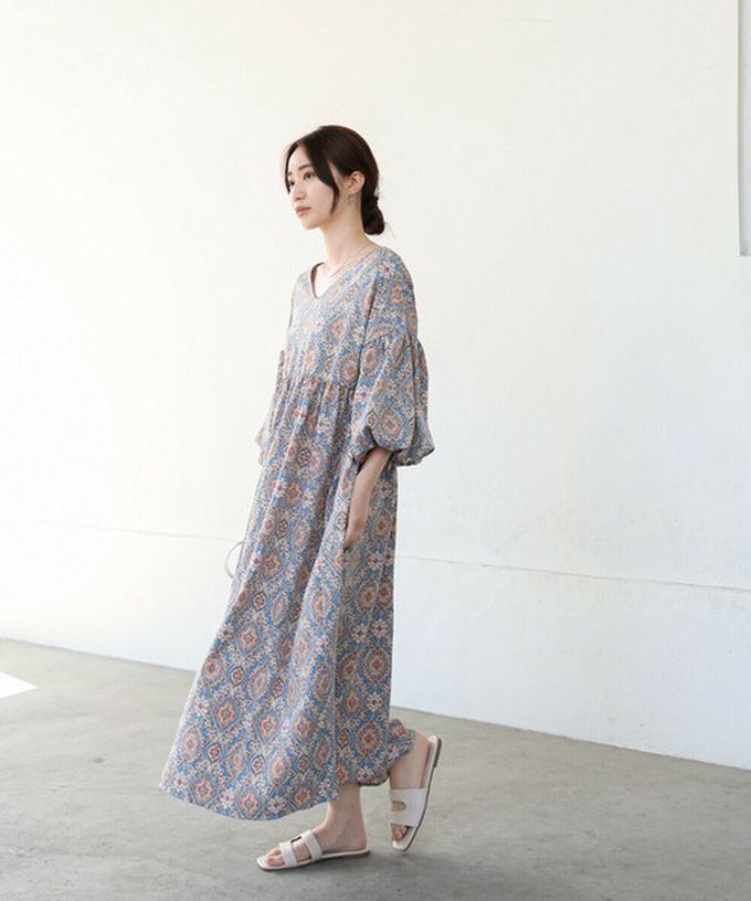 日本 Bab - 滿版歐風印花V領泡泡寬袖洋裝-象牙粉系