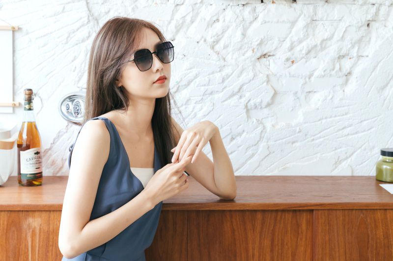 ALEGANT - 俐落時尚炭晶灰拚邊微方霧黑細框偏光墨鏡│UV400太陽眼鏡