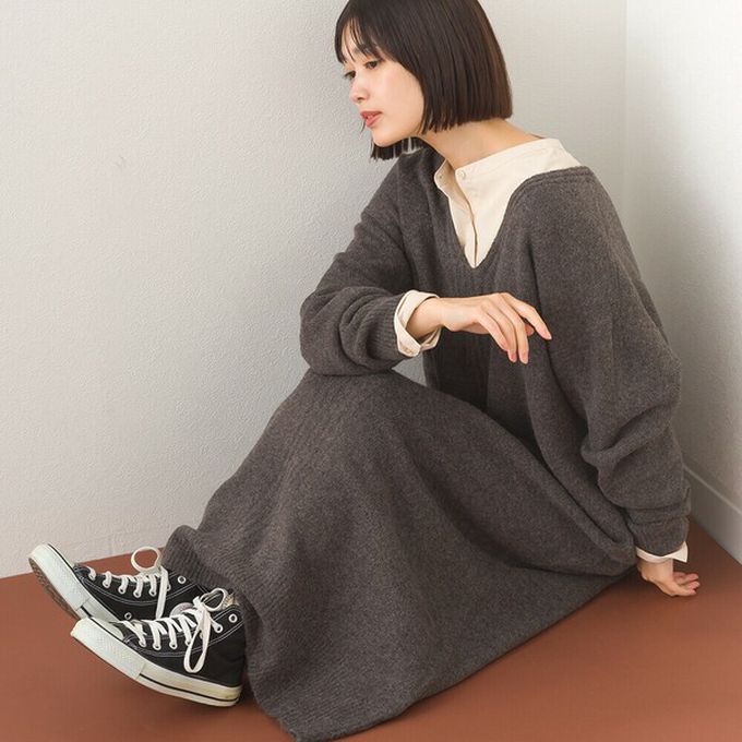 日本 OMNES - V領柔軟針織寬鬆感長袖洋裝-淺米灰