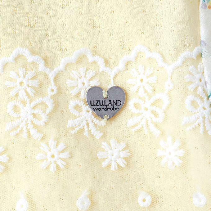 日本 ZOOLAND - 甜美花卉胸前蕾絲短袖洋裝-鵝黃