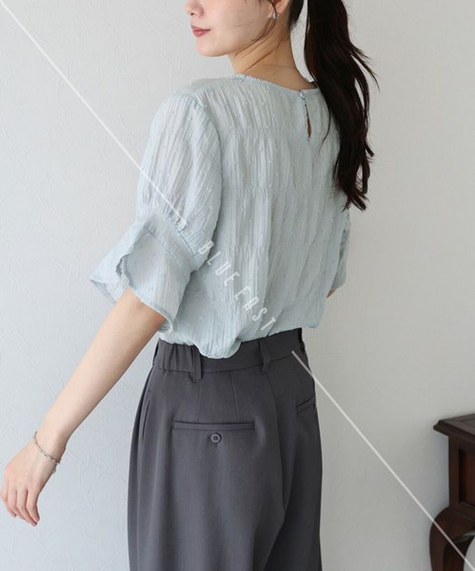 日本 BLUE EAST - 細緻圓點緹花透膚短袖上衣-卡其