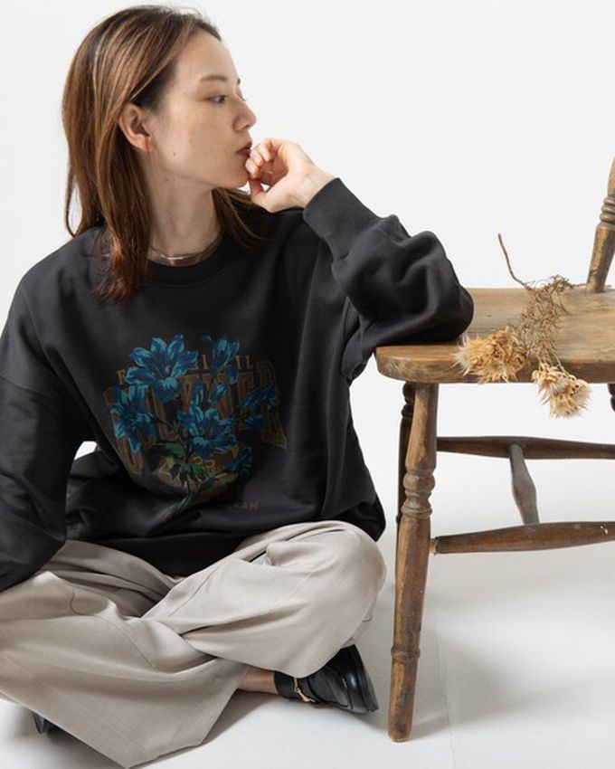 日本 gleam - 裏毛寬版學院風花卉大學T-白