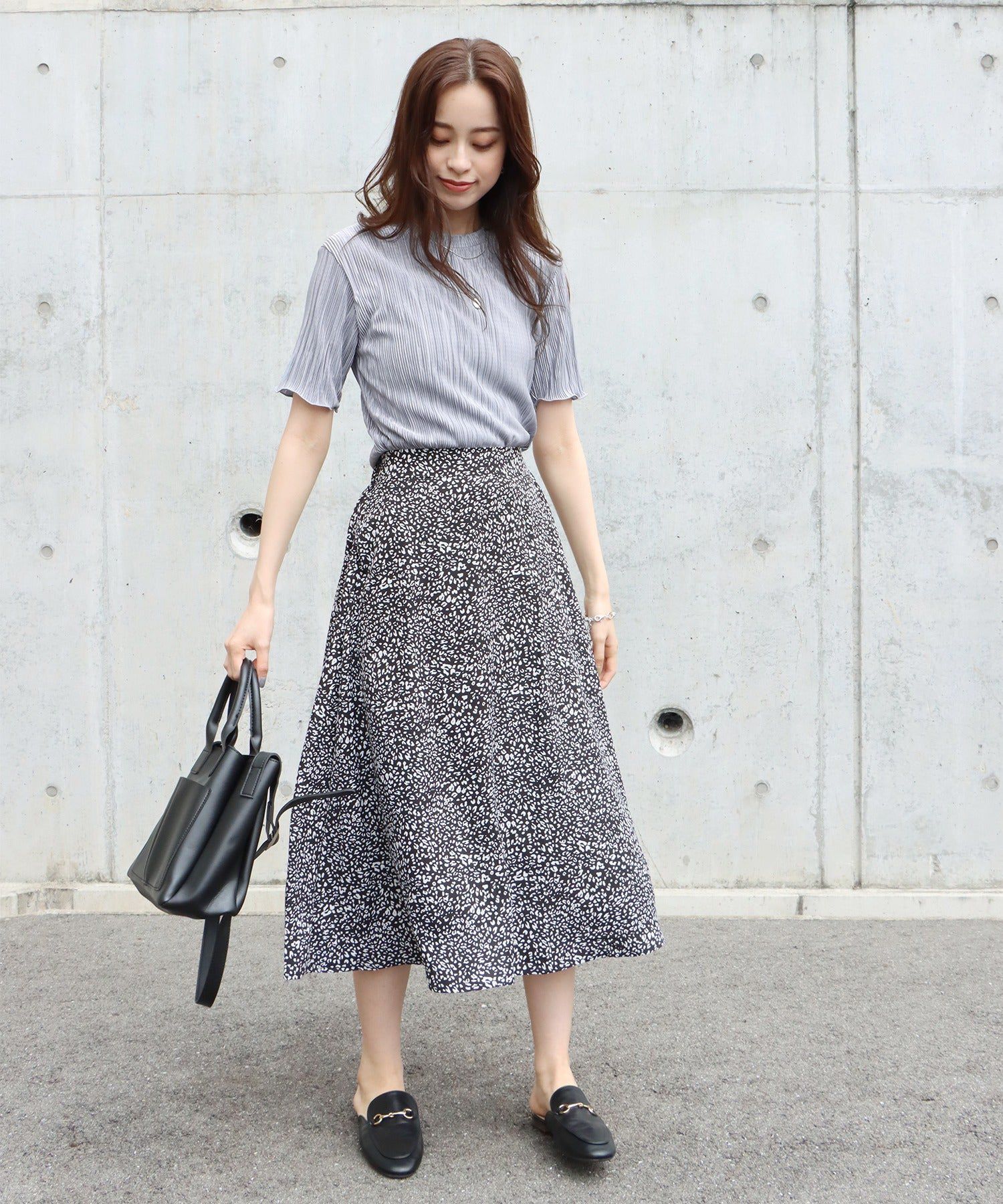 日本 BLUE EAST - 圓領貝殼紋光澤短袖上衣-卡其