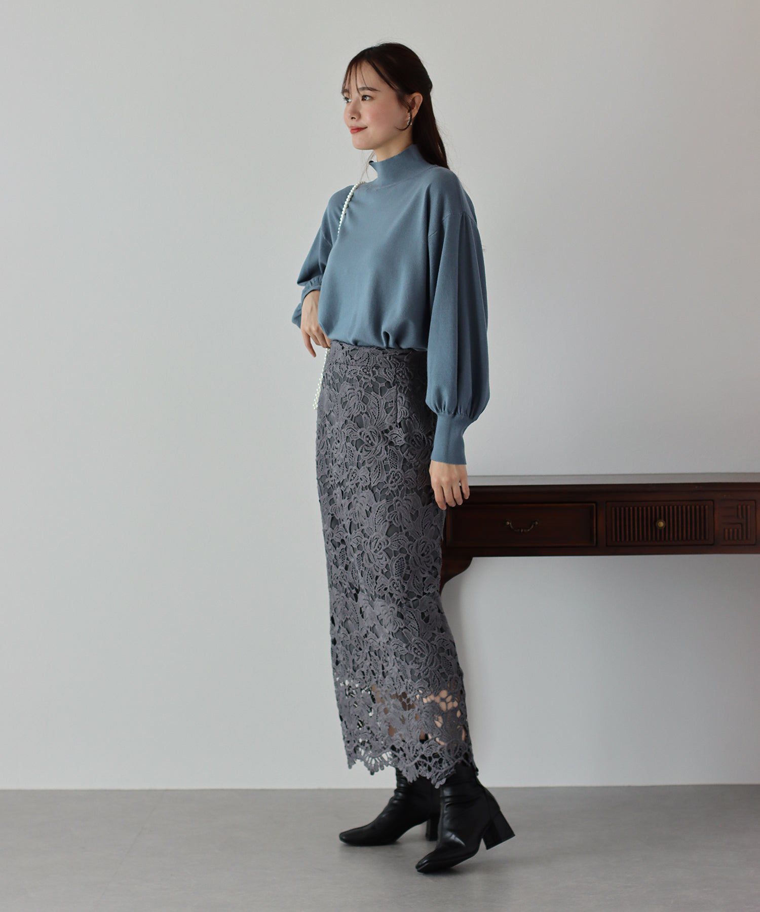 日本 BLUE EAST - 心機珍珠高領收袖針織長袖上衣-藍