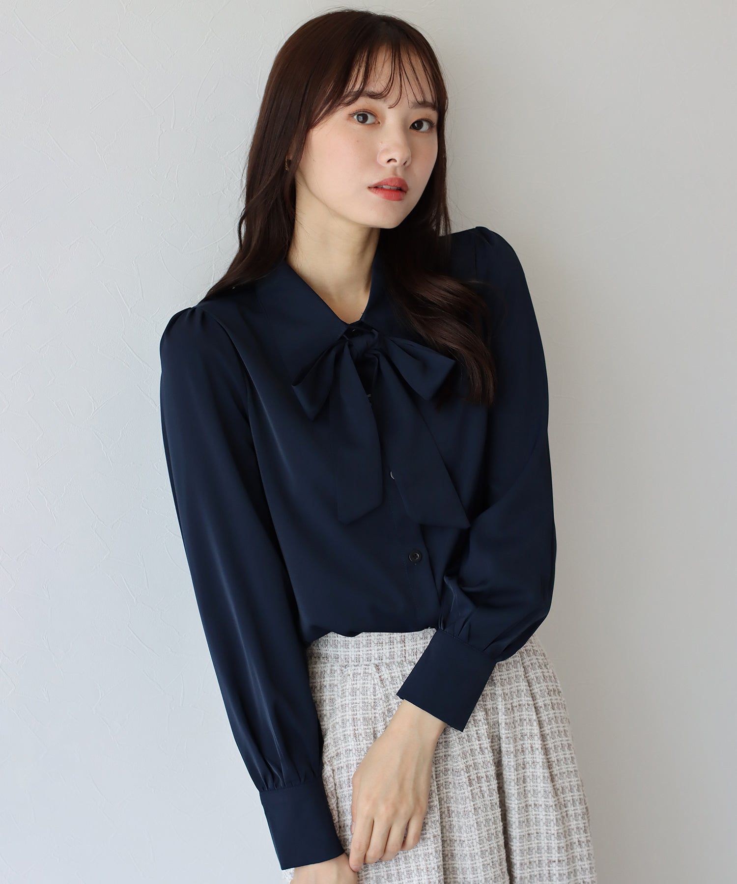 日本 BLUE EAST - 優雅紐結雪紡長袖襯衫-印花-淺杏