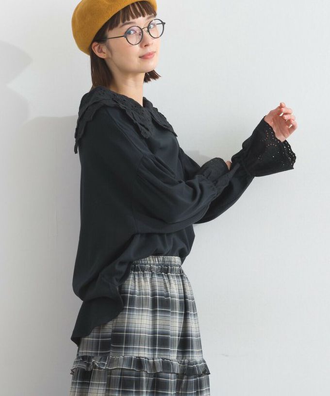 日本 Lupilien - 精緻蕾絲領落肩喇叭袖上衣-海軍藍條紋