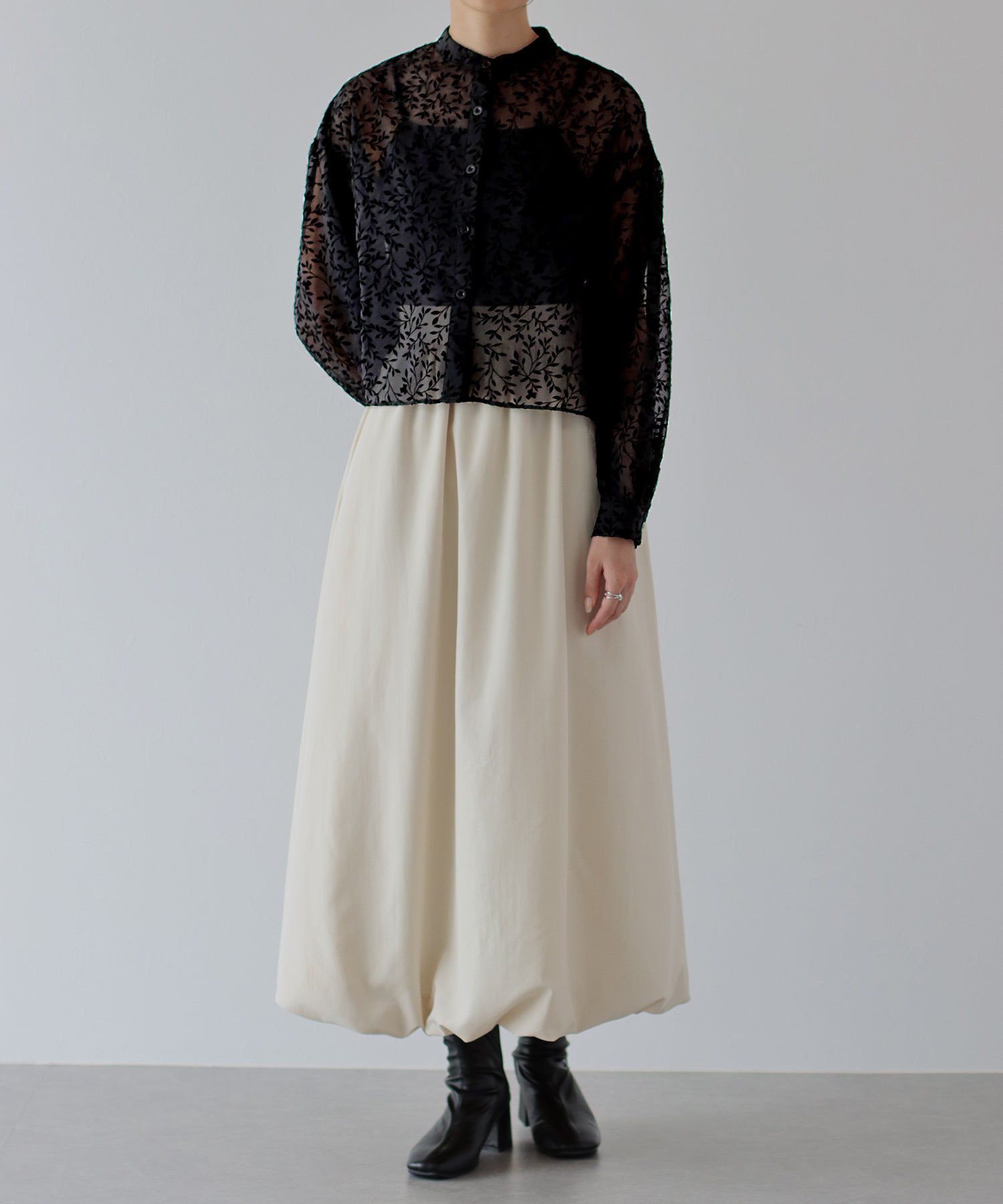 日本 BLUE EAST - 優雅透感植物紋長袖襯衫-黑