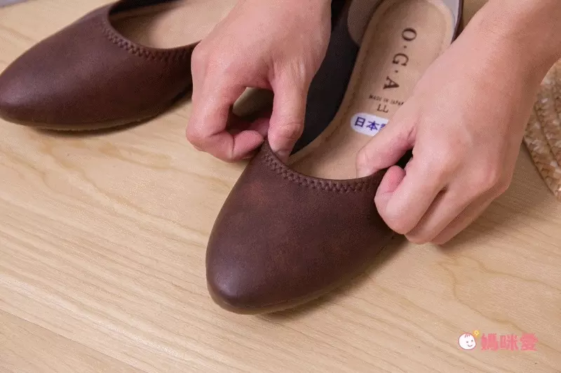 日本女裝代購 - 日本製 仿皮尖頭柔軟休閒平底包鞋-橡米
