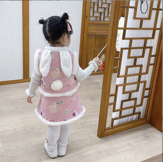 love, charlotte - 小兔子粉色提花絨鋪棉拜年洋裝套組-背心＋短裙兩件套裝搭配羊毛氈流蘇髮夾