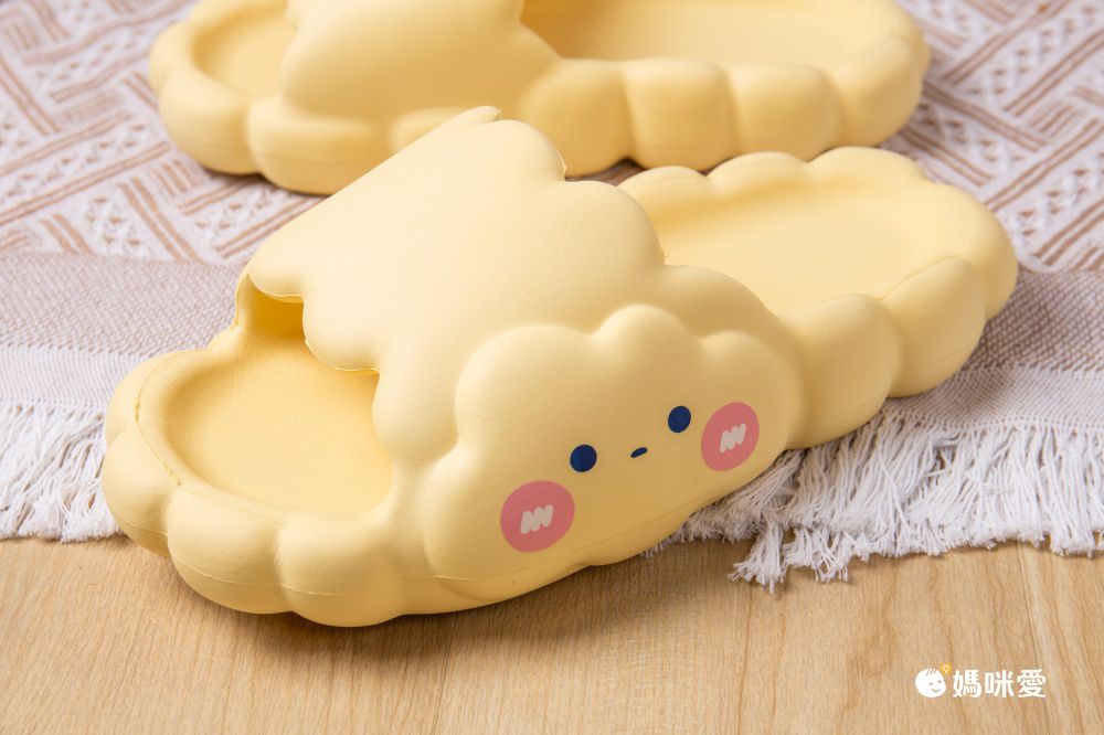 塑膠厚底雲朵室內拖鞋-害羞雲朵-黑色